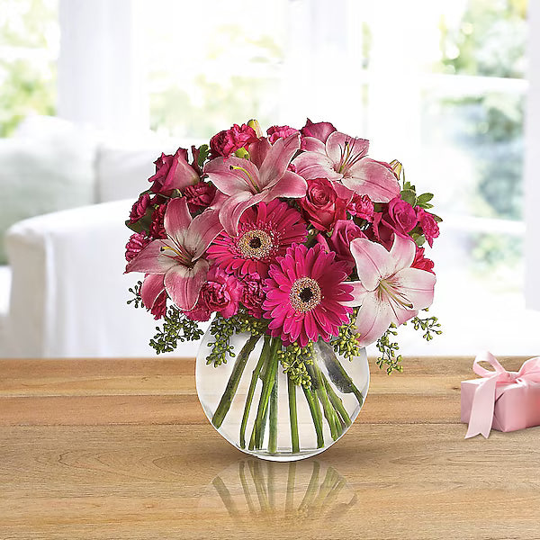 Bouquet of pink flowers in a clear vase 